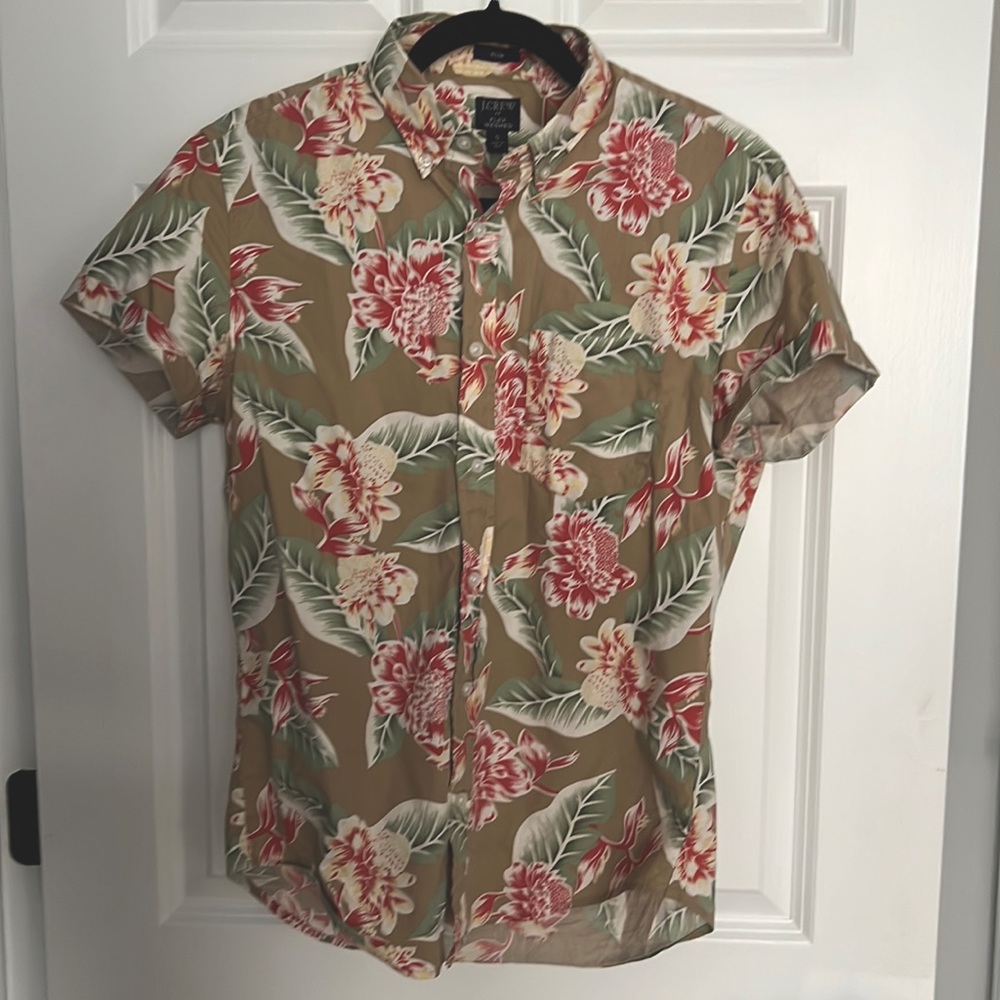 Fun Hawaiian print casual short sleeve button down